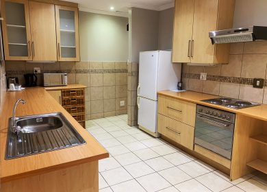 the-catwalk-lodge-self-catering-kitchen-unit-oak